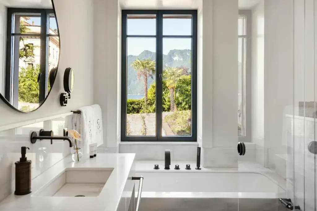Deluxe Queen Room (Lake View)